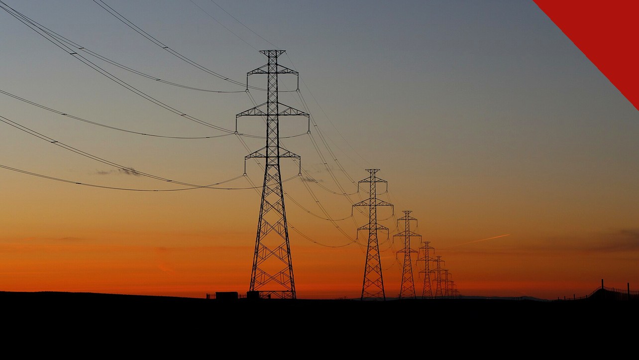 Torres de transmissão de energia ao pôr do sol ilustram a projeção da Aneel para a conta de luz no Nordeste em 2027