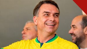 Flávio Bolsonaro sorrindo com a camisa da seleção brasileira; pedido da PF contra Flávio Bolsonaro foi assinado sete minutos após a confirmação da derrota no segundo turno