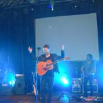 Igrejas copiaram a Hillsong: ministério de louvor da Hillsong em apresentação em Zagreb, na Croácia, com palco iluminado, telão e iluminação azul