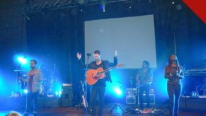 Igrejas copiaram a Hillsong: ministério de louvor da Hillsong em apresentação em Zagreb, na Croácia, com palco iluminado, telão e iluminação azul