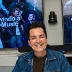 Regis Danese assina com a Universal Music: o cantor gospel sorri ao assinar o contrato no escritório da gravadora, no Rio de Janeiro, com telões de boas-vindas ao fundo