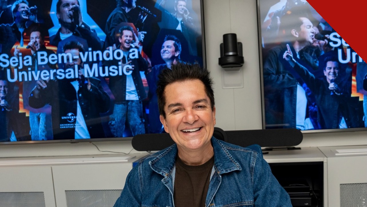 Regis Danese assina com a Universal Music: o cantor gospel sorri ao assinar o contrato no escritório da gravadora, no Rio de Janeiro, com telões de boas-vindas ao fundo