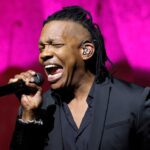 Michael Tait se apresentando; ex-vocalista do Newsboys foi abraçado publicamente por pastor e criticado por acusador