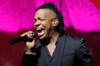 Michael Tait se apresentando; ex-vocalista do Newsboys foi abraçado publicamente por pastor e criticado por acusador