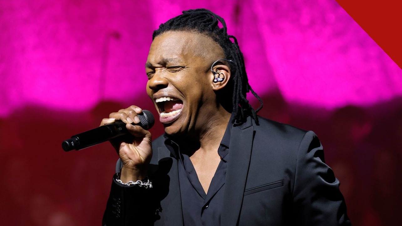 Michael Tait se apresentando; ex-vocalista do Newsboys foi abraçado publicamente por pastor e criticado por acusador