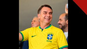 Flávio Bolsonaro sorrindo com a camisa da seleção brasileira; o senador pode ser o primeiro presidente evangélico eleito pelo voto direto