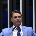 Empresários Flávio Bolsonaro: senador discursa no plenário do Senado Federal em 2026