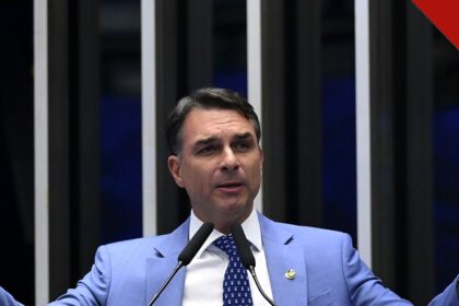 Empresários Flávio Bolsonaro: senador discursa no plenário do Senado Federal em 2026