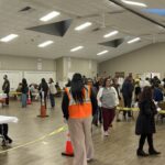 Votação em Framingham: eleitores brasileiros no salão de votação neste domingo