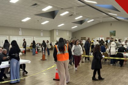 Votação em Framingham: eleitores brasileiros no salão de votação neste domingo