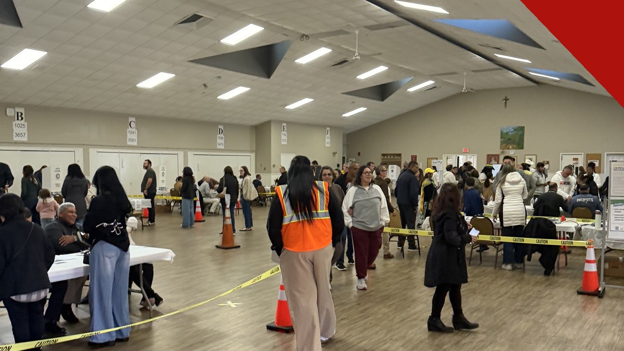 Votação em Framingham: eleitores brasileiros no salão de votação neste domingo