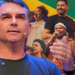 Montagem com Flávio Bolsonaro, de camiseta azul, à esquerda e integrantes da banda Get Worship cantando ao microfone à direita, sobre fundo com a bandeira do Brasil