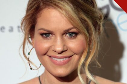 Candace Cameron Bure sorrindo em evento, com vestido verde