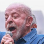 Presidente Lula falando ao microfone em ato público; Gastômetro de Lula atinge R$ 354 bilhões em ano eleitoral