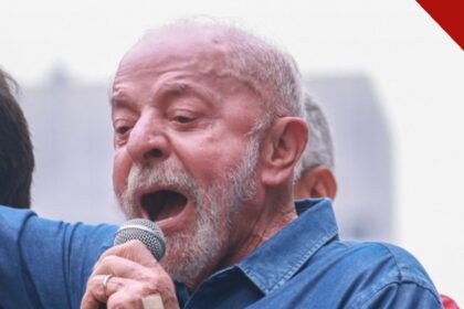Presidente Lula falando ao microfone em ato público; Gastômetro de Lula atinge R$ 354 bilhões em ano eleitoral