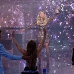 Hannah Harper, de vestido brilhante e microfone erguido, canta sob chuva de confete no palco do American Idol.