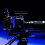 Câmera de transmissão em estúdio de televisão pronta para o debate da Globo hoje entre Lula e Flávio Bolsonaro