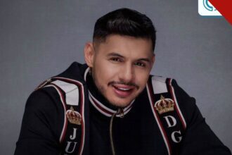 Hungria é o único: o rapper Hungria Hip Hop sorrindo em retrato de estúdio com jaqueta preta
