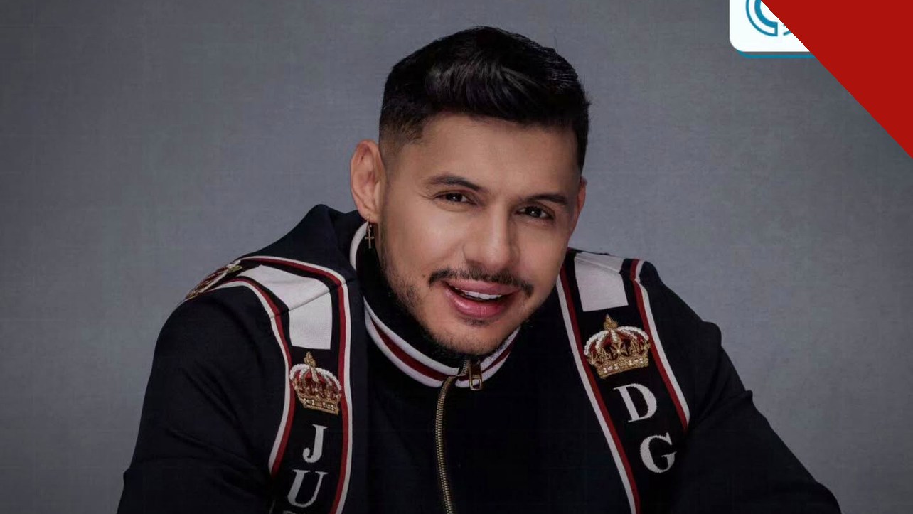Hungria é o único: o rapper Hungria Hip Hop sorrindo em retrato de estúdio com jaqueta preta