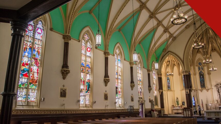 Interior de uma igreja nos Estados Unidos com bancos vazios e vitrais coloridos
