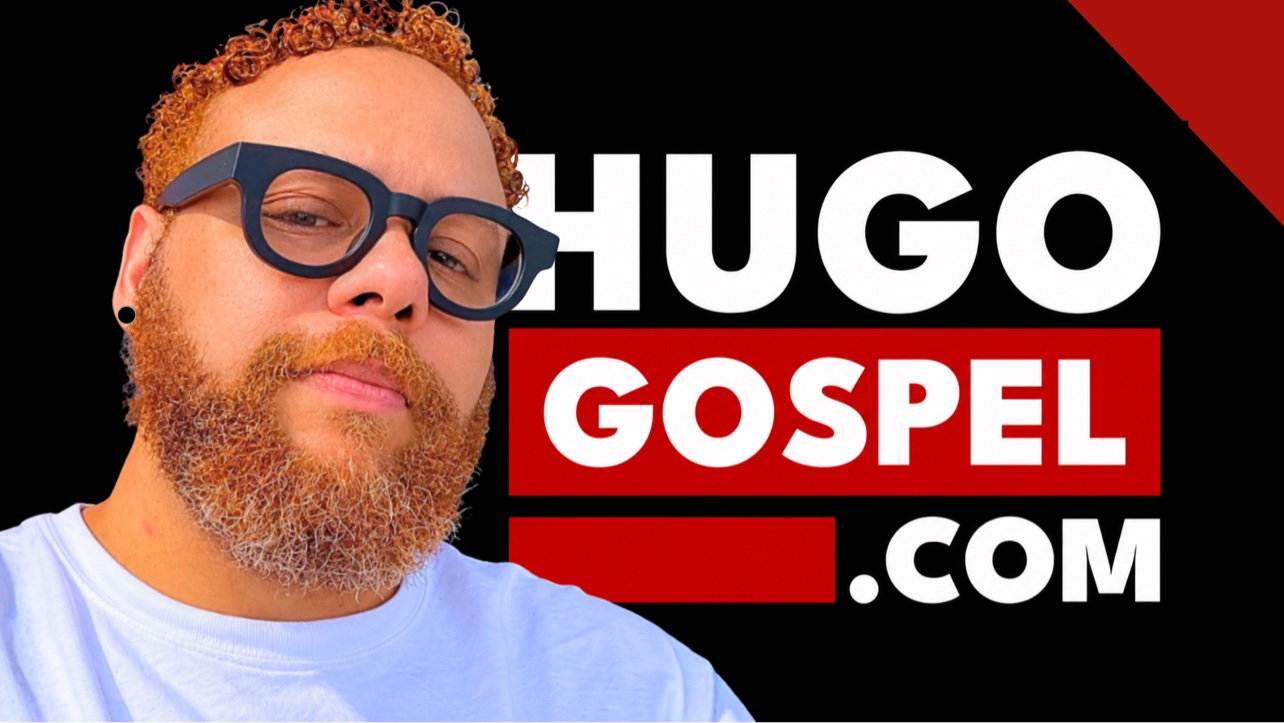 Jornalista Gabriel Ribeiro, CEO e fundador do portal Hugo Gospel, ao lado da logomarca Hugo Gospel .com