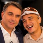 Cantor João Gomes ao lado de Flávio Bolsonaro, em composição do Hugo Gospel sobre a curtida exposta por Luana Piovani