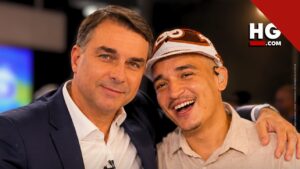Cantor João Gomes ao lado de Flávio Bolsonaro, em composição do Hugo Gospel sobre a curtida exposta por Luana Piovani