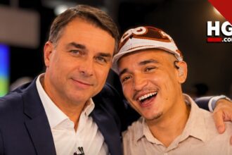 Cantor João Gomes ao lado de Flávio Bolsonaro, em composição do Hugo Gospel sobre a curtida exposta por Luana Piovani