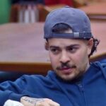 Jottapê desiste de A Fazenda 18: o cantor, de boné e moletom azul, em momento de tensão na sede do reality da Record