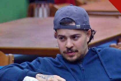 Jottapê desiste de A Fazenda 18: o cantor, de boné e moletom azul, em momento de tensão na sede do reality da Record