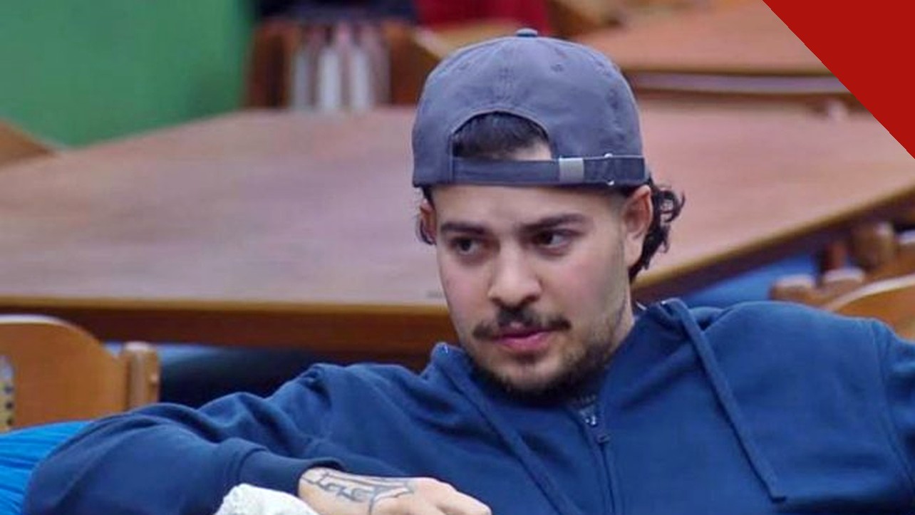 Jottapê desiste de A Fazenda 18: o cantor, de boné e moletom azul, em momento de tensão na sede do reality da Record
