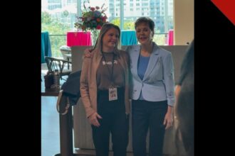 Joyce Meyer no Brasil: pastora posa com liderança brasileira em Tampa, onde anunciou a última cruzada no país, em 2027