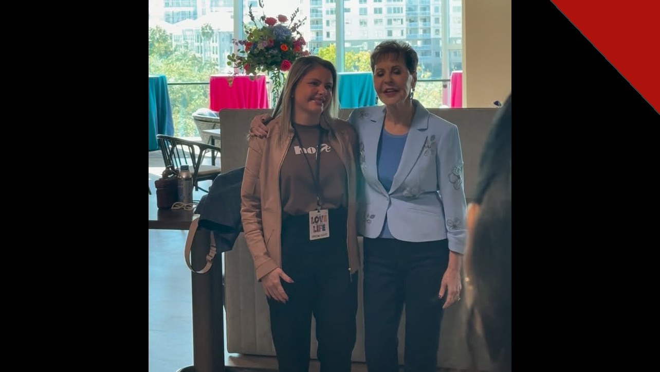 Joyce Meyer no Brasil: pastora posa com liderança brasileira em Tampa, onde anunciou a última cruzada no país, em 2027