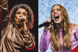 Nívea Soares, de blusa marrom, e Julliany Souza, de roxo, cantam ao microfone em fotos de palco lado a lado.