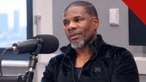 Kirk Franklin Druski: o cantor gospel em entrevista ao The Baller Alert Show, ao responder à esquete sobre pastores de megaigrejas