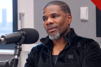 Kirk Franklin Druski: o cantor gospel em entrevista ao The Baller Alert Show, ao responder à esquete sobre pastores de megaigrejas