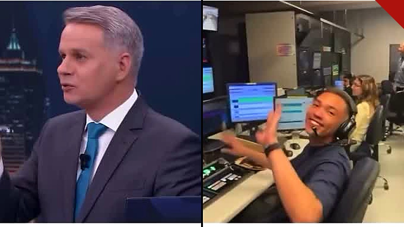 Leandro Magalhães valoriza equipe: apresentador na bancada do News Noite e o diretor Nicko Soares na sala de controle do SBT News