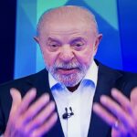 Lula gesticulando no debate da Globo em que falou em acabar com a polícia ao defender a PEC da Segurança