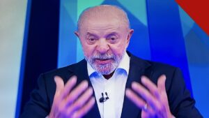 Lula gesticulando no debate da Globo em que falou em acabar com a polícia ao defender a PEC da Segurança