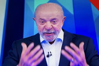 Lula gesticulando no debate da Globo em que falou em acabar com a polícia ao defender a PEC da Segurança
