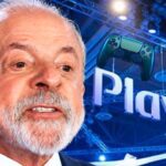 Lula em arte do Hugo Gospel sobre o decreto dos games que rendeu o apelido Meu PlayStation Minha Vida, com controle de PlayStation ao fundo