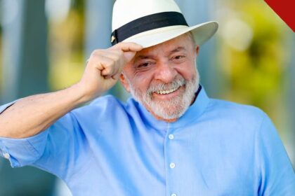 Repercussão internacional da vitória de Lula: o presidente sorrindo e segurando a aba do chapéu em foto oficial