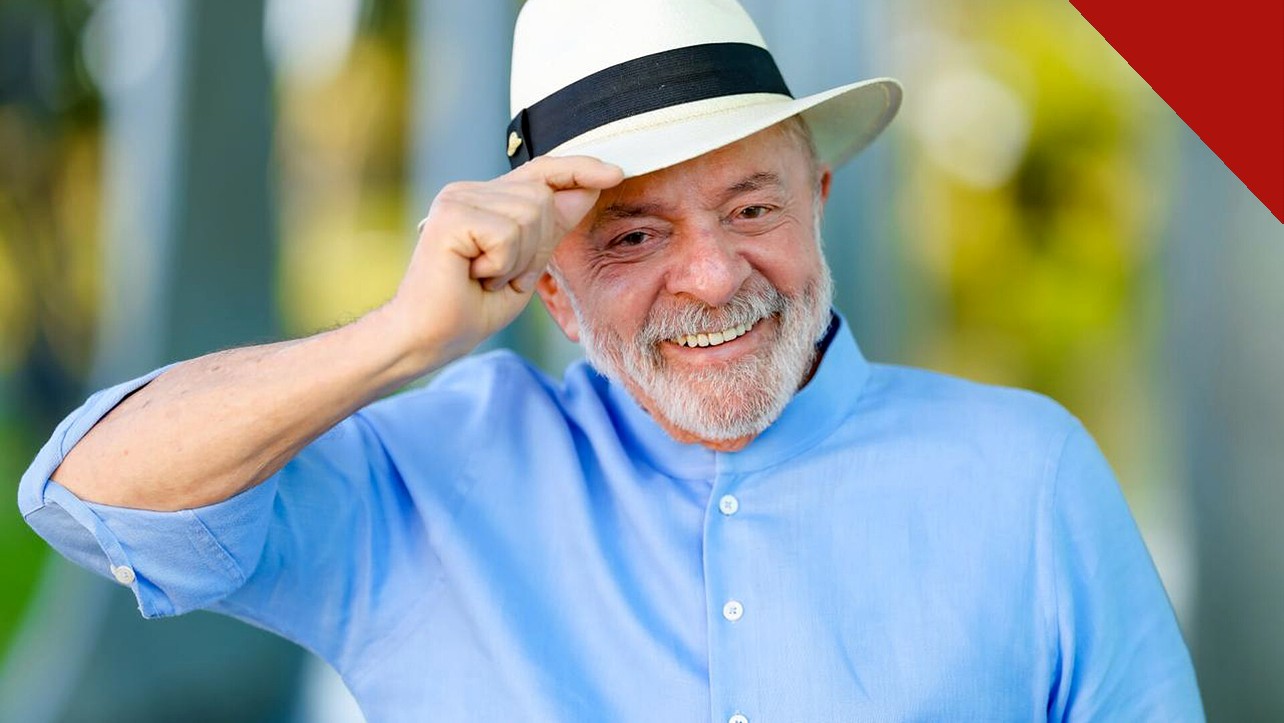 Repercussão internacional da vitória de Lula: o presidente sorrindo e segurando a aba do chapéu em foto oficial
