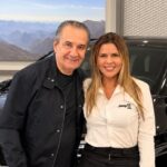 Jeep Commander de Silas Malafaia: pastor posa com vendedora ao lado de SUV preto em concessionária no Rio