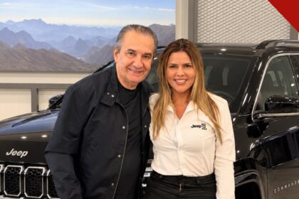 Jeep Commander de Silas Malafaia: pastor posa com vendedora ao lado de SUV preto em concessionária no Rio