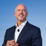 O candidato republicano ao governo de Massachusetts, Mike Minogue, falando em evento de campanha