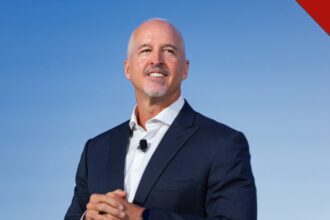 O candidato republicano ao governo de Massachusetts, Mike Minogue, falando em evento de campanha