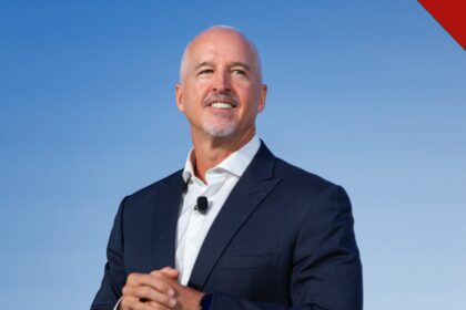 O candidato republicano ao governo de Massachusetts, Mike Minogue, falando em evento de campanha