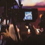 Câmera filma culto durante transmissão ao vivo; monitoramento de cultos e missas analisou 7.456 celebrações