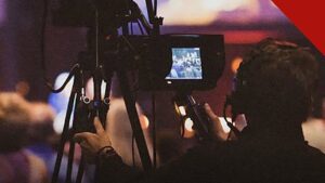 Câmera filma culto durante transmissão ao vivo; monitoramento de cultos e missas analisou 7.456 celebrações